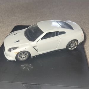 2009 Nissan GT-R Pearl White 1/32 Scale Die-Cast Model Car used missing spoiler.